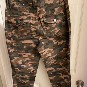 Camo crop pants